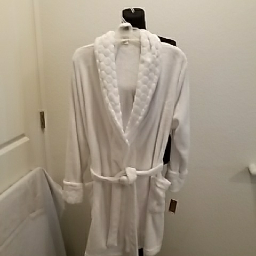 Luxurious White Textured Collar Bathrobe